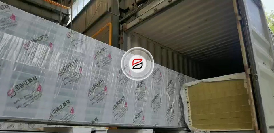 <b>寶潤(rùn)達(dá)聚氨酯封邊巖棉夾芯板發(fā)往柬埔寨</b>