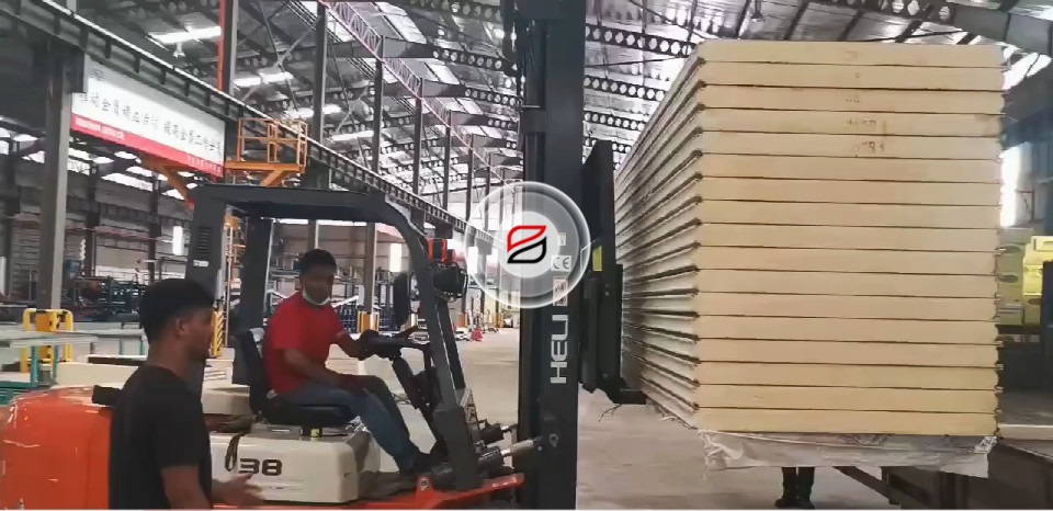 <b>寶潤(rùn)達(dá)馬來(lái)西亞工廠聚氨酯冷庫(kù)板發(fā)貨</b>